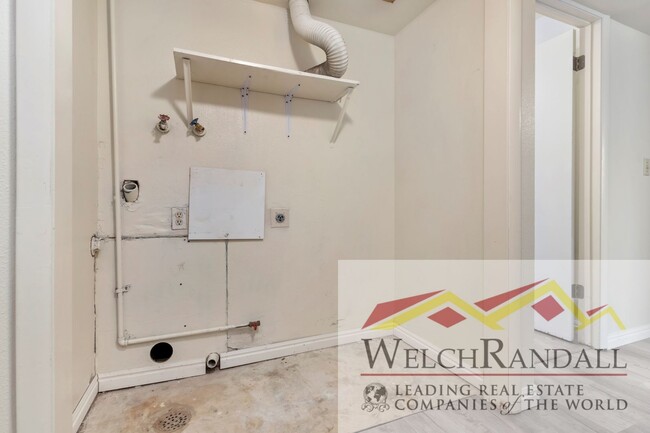 Building Photo - Charming 2 Bed 1.5 Bath Townhouse in West ...