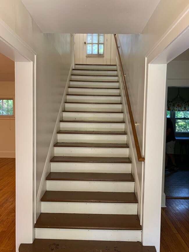 Building Photo - 4 Bedroom 2 Bathroom On the Edge of Dinkyt...