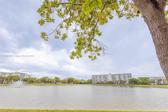 Building Photo - 2751 N Palm Aire Dr