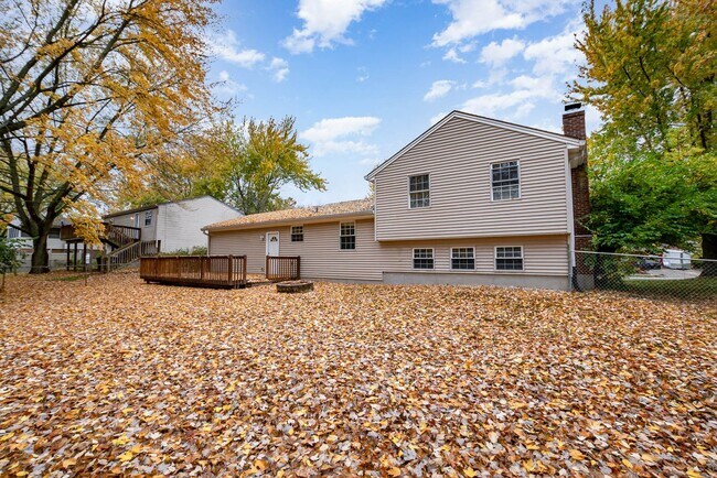 Building Photo - Inviting home with private fenced yard for pets