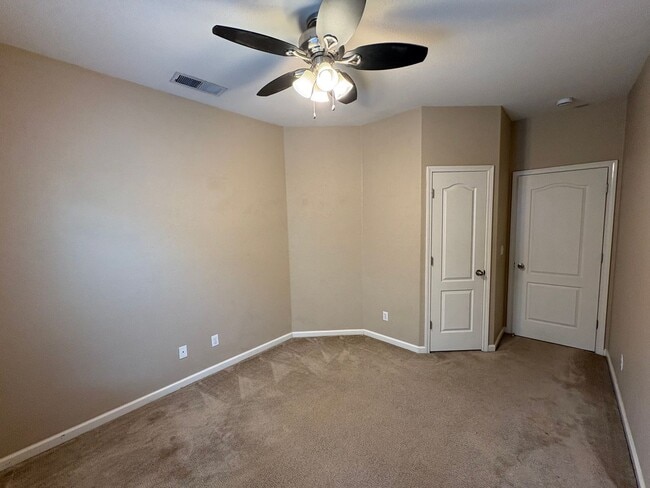Building Photo - Spacious Tulare Home Available Now!