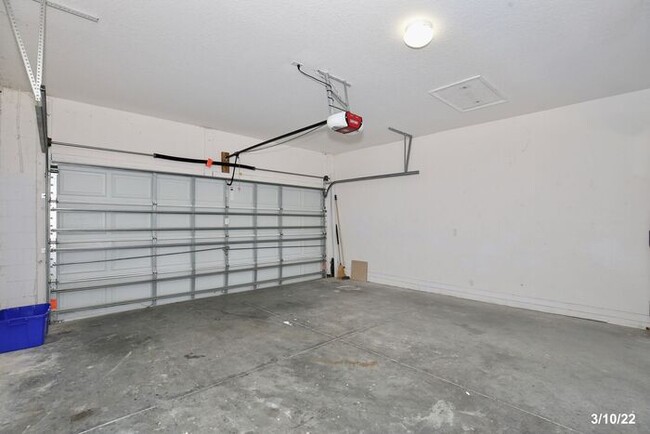 Building Photo - Spacious 2/3.5 Corner Unit Townhome with a...