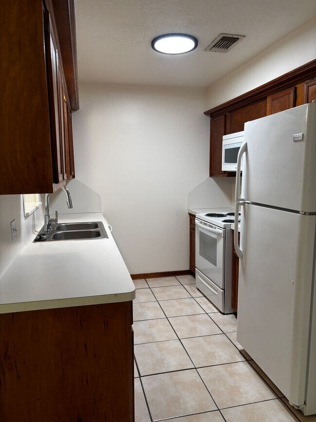 Building Photo - 2 bedroom 2 bath