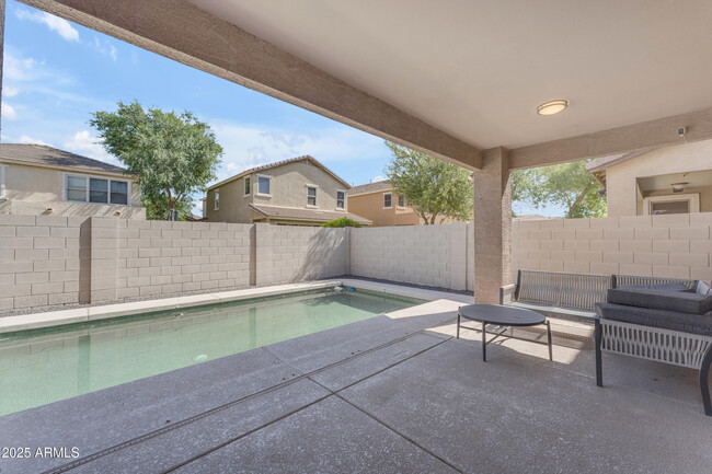 Building Photo - 2318 E Sunland Ave