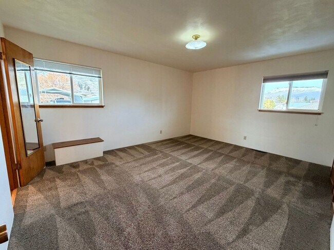 Building Photo - 1312 N Western Ave