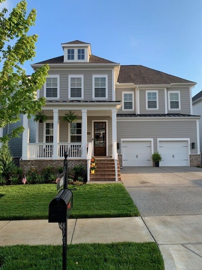 Building Photo - 4-Bed/2.5-Bath in Lockwood Glen!