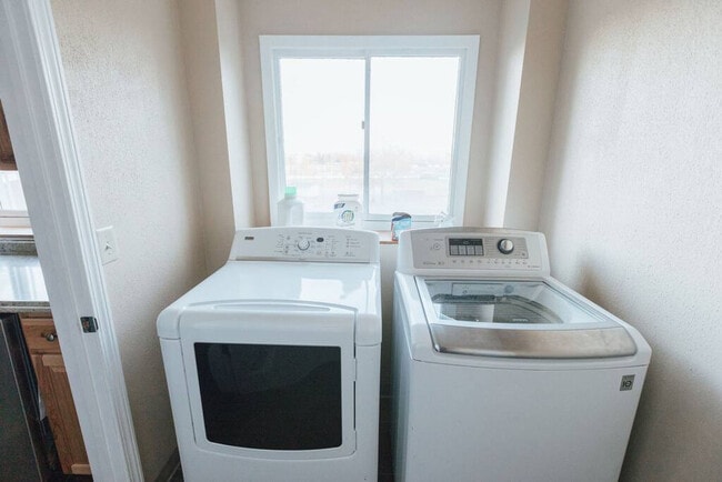 Building Photo - 722 Liberty Bell Blvd