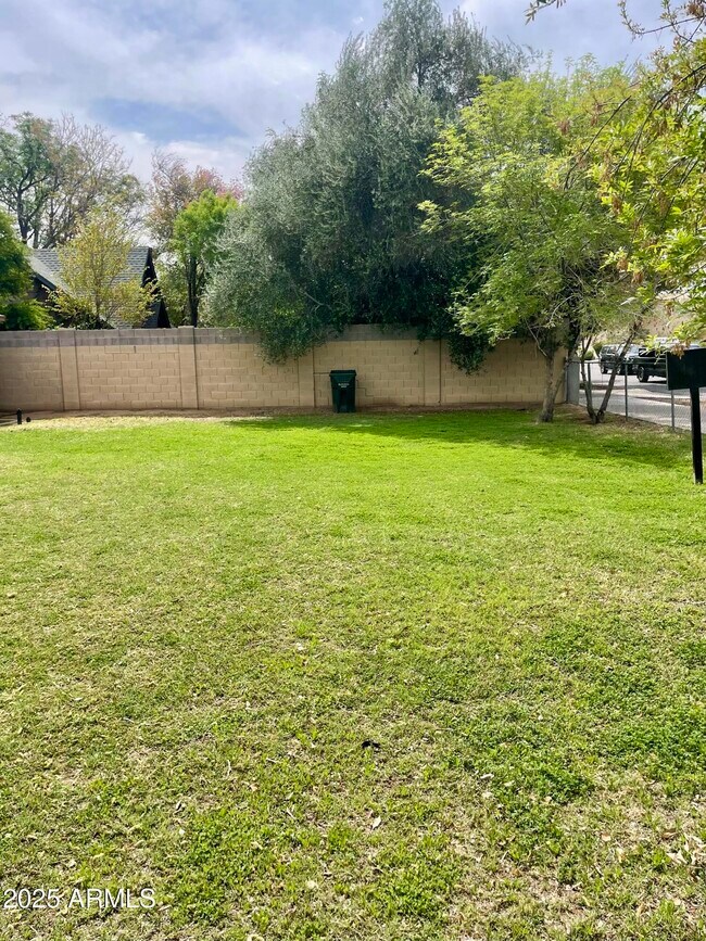 Primary Photo - 2645 W Morten Ave