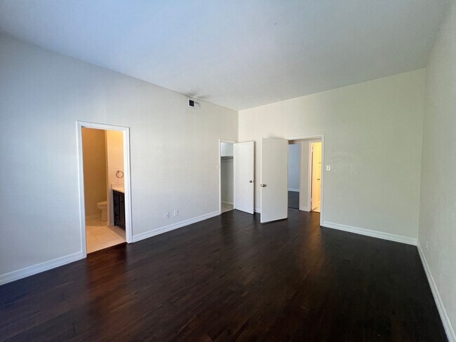 Building Photo - 10432 High Hollows Dr