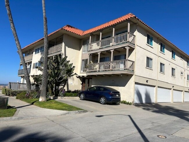 Building Photo - OCEAN EDGE , Steps from the beach ! Garage...