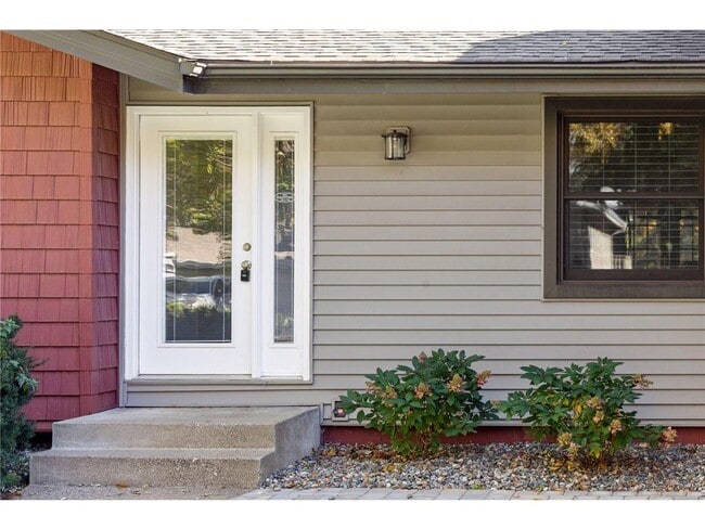 Building Photo - 6802 Cottonwood Ln N