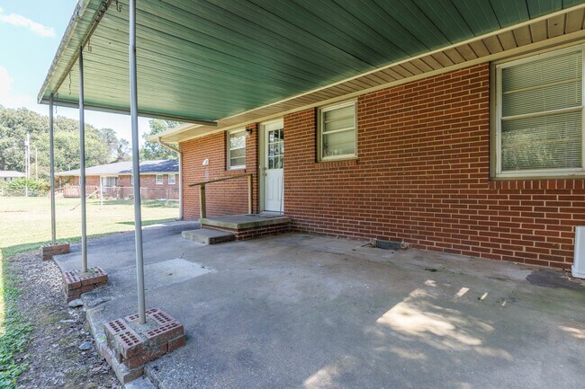 Building Photo - 402 Stella Dr