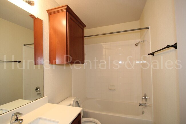 Building Photo - Your Dream Home Awaits on Raeburn Court!
