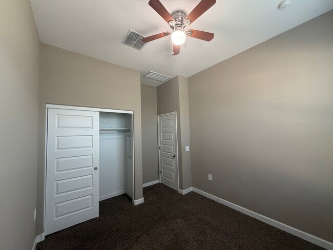 Building Photo - 40916 W Shaver Dr