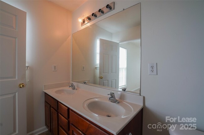 Building Photo - 15658 King Louis Ct