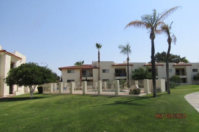 Building Photo - 2 bed 2 bath condo on Golf Course.