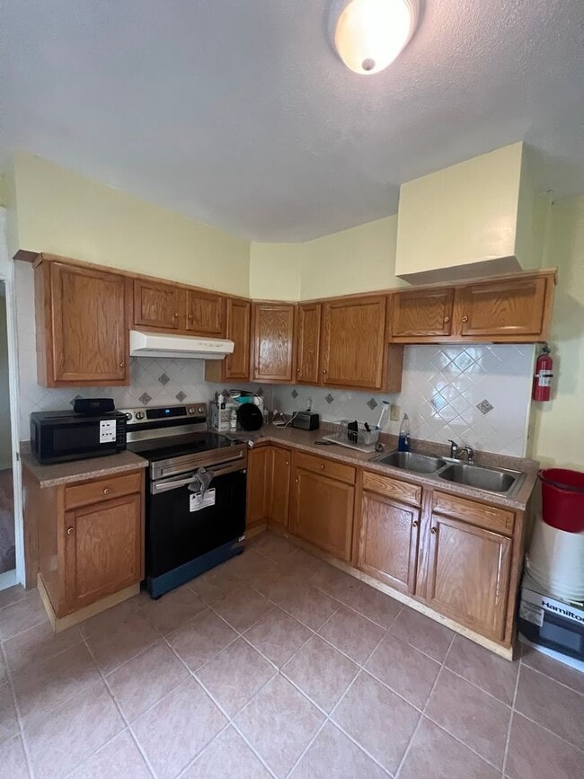 Building Photo - Spacious 5 Bedroom, 2 Bath Home