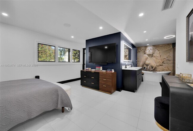 Building Photo - 1117 Alberca St