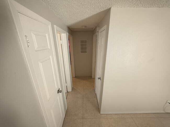 Building Photo - 561 Laura Ln