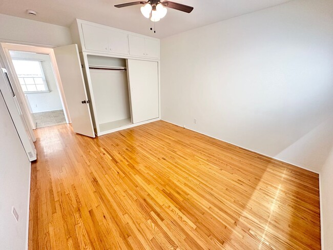 Building Photo - Sun-Filled Belmont Shore Apartment