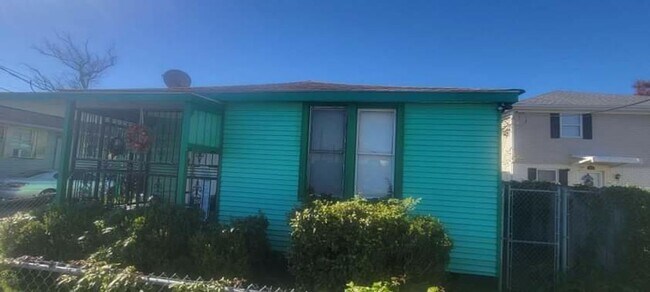 Building Photo - 4 Bedroom Single Family Home