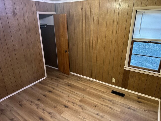 Building Photo - Available Now! 3-Bed, 1-Bath Home w/ Garage - Central Springdale, right next to Springdale High S...