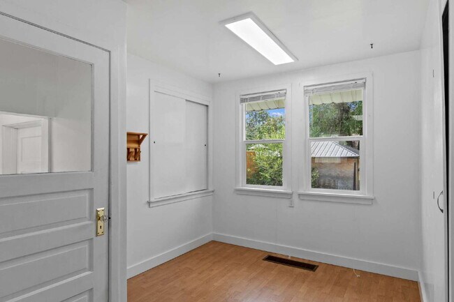 Building Photo - "Charming Spokane Retreat: Cozy 2-Bedroom ...