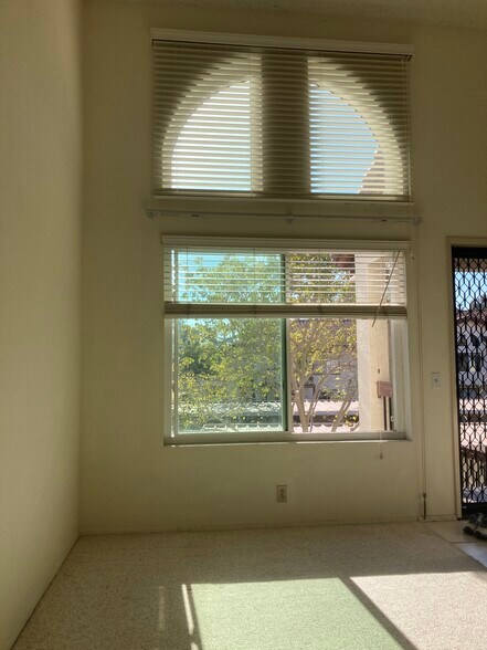 High ceiling - 4050 Porte La Paz