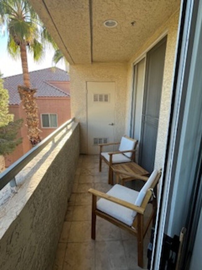 Building Photo - 230 E Flamingo Rd