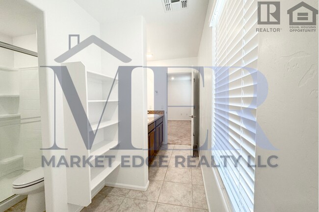 Building Photo - 4Bed/4Bath House w/2 Car Gar in Tucson! $1...