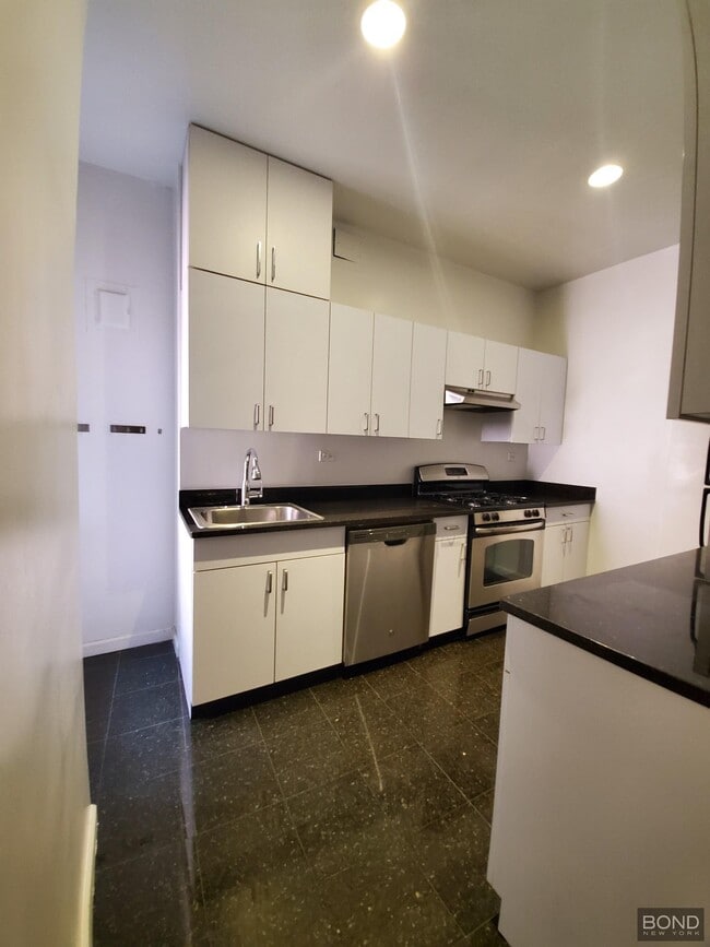 Building Photo - 200 W 58th St