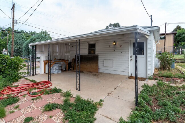 Building Photo - Lovely Downtown Property!