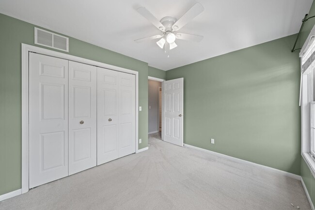 Building Photo - 406 Lakewood Dr