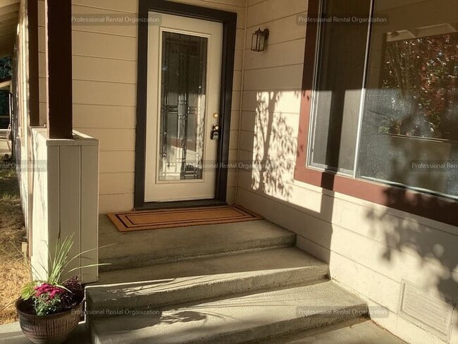 Building Photo - Spacious & cheerfully bright large single-...
