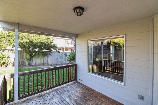 Building Photo - 3 Bed 2 Bath - Bonus Room - Groups - Pet F...