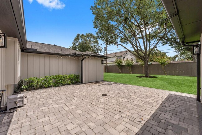 Building Photo - 5521 Lincrest Ln