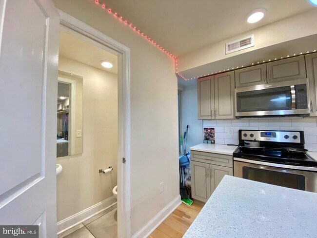 Building Photo - 1950 N Gratz St