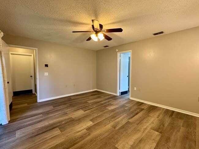 Building Photo - Fantastic 3/2 Sorrento Home with NO HOA!
