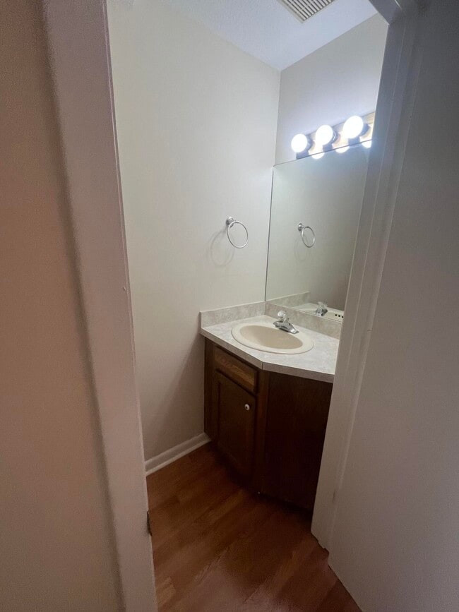 Building Photo - 1627 Hawthorne Pl