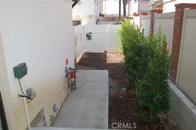 Building Photo - 425 W Duarte Rd