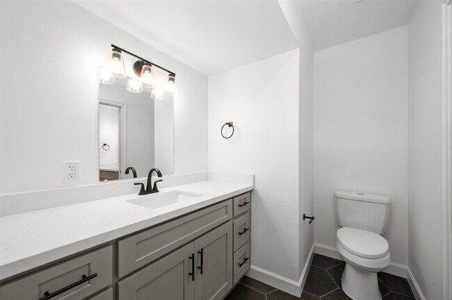 Building Photo - 2744 Briarhurst Dr