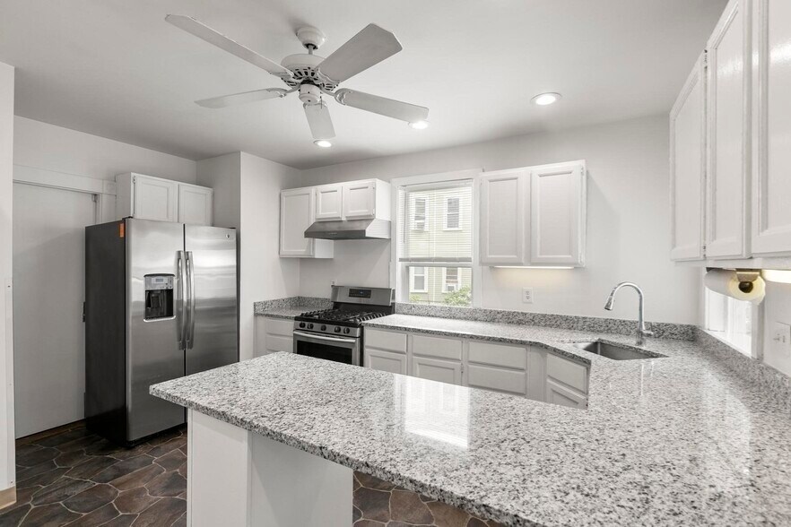 Building Photo - 27 Dix St