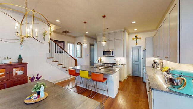 Building Photo - Wonderful 4 Bdrm, 3.5 Bath on outskirts of Eastchase