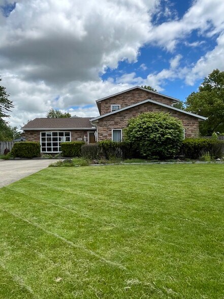 Building Photo - 465 Calverton Pl