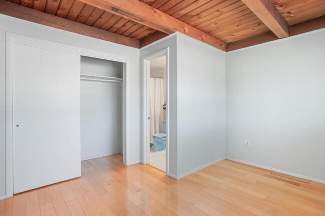Building Photo - Charming Mid-Century Home with Detached St...