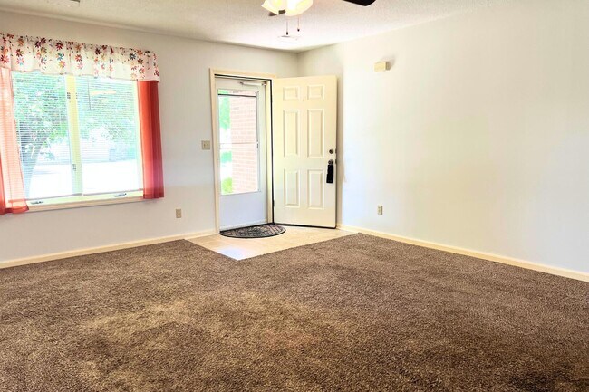 Building Photo - 2509 Hollyhock Dr