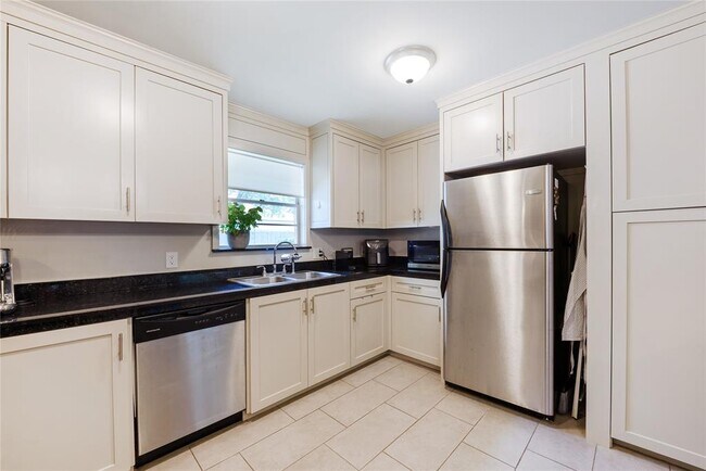 Building Photo - 2114 Hewitt Dr