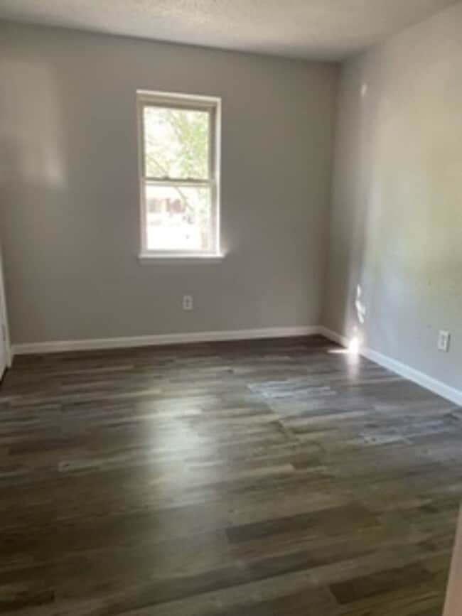 Building Photo - Three Bedroom/1.5 Bath Home