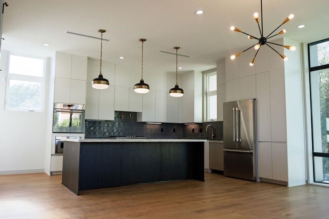 Building Photo - 8120 Stillmeadow Ct