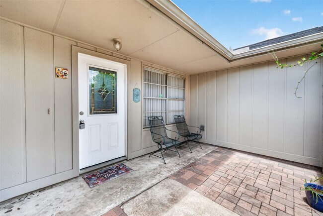 Building Photo - 15815 Thistledew Dr